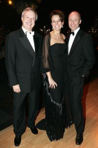 20-12-2005 SHOWBIZZ: BENEFIETGALA VOOR STICHTING HOSPICE ENSCHEDE 2005. Vele Twentse bouwers,artiesten en kunstenaars waren naar de Expocenter in Hengelo gekomen om er een waar feest van te maken. Ron Brandsteder trad onbezoldigd op als gastheer, Thomas Berger zette de zaal op stelten en Petra Berger zorgde dan weer voor alle aandacht op haar prachtige stem.De gehele avond bracht 315.000 euro op voor het goede doel, de initiatiefnemers Anja Viscaal en Ger Jansen waren dolgelukkig met het slagen van deze avond.
foto: Albert den Iseger.
