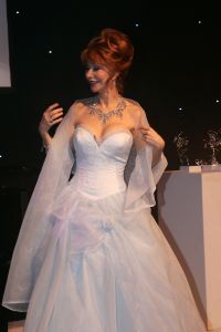 28-11-2005 SHOWBIZZ: BEAU MONDE AWARDS UITGEREIKT IN HILTON HOTEL AMSTERDAM. De jaarlijkse Beau Monde Awards zijn weer uitgereikt. Sylvana Simons, Tooske Ragas, Inge de Bruin en Ellemieke Vermolen gingen naar huis met een prachtige bokaal. Vele bekenden van de Beau Monde waren naar het Hilton gekomen om te kijken en vooral om bekeken te worden. Al met al weer een groots feest waar tout glamour Nederland anwezig was. 
foto: Albert den Iseger.