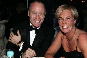 20-12-2005 SHOWBIZZ: BENEFIETGALA VOOR STICHTING HOSPICE ENSCHEDE 2005. Vele Twentse bouwers,artiesten en kunstenaars waren naar de Expocenter in Hengelo gekomen om er een waar feest van te maken. Ron Brandsteder trad onbezoldigd op als gastheer, Thomas Berger zette de zaal op stelten en Petra Berger zorgde dan weer voor alle aandacht op haar prachtige stem.De gehele avond bracht 315.000 euro op voor het goede doel, de initiatiefnemers Anja Viscaal en Ger Jansen waren dolgelukkig met het slagen van deze avond.
foto: Albert den Iseger.