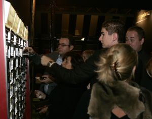 12-12-2005 AKTUEEL: MILJONAIRS MASSAAL AAN DE KROKET. Op de miljonairs fair in Amsterdam was het gisteren echt dringen geblazen bij de automaat voor een kroketje, op het heinekenplein verdrongen de miljonairs in spe elkaar voor het oer hollandse snackje.
foto: Albert den Iseger