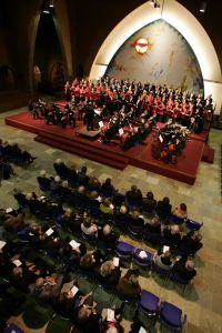 02-12-2005 POLITIEK: TJERK WESTERTERP VIERT ZIJN VERJAARDAG HIJ WORD VANDAAG 75 JAAR. In besloten kring vierde Tjerk zijn 75 ste verjaardag in Breda, vrienden en familie waren welkom bij een zeer verrassend optreden van een groot orkest in een kerk waar Tjerk ook een nummer dirigeerde. 
foto: Albert den Iseger.