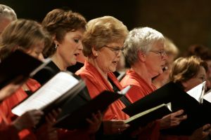02-12-2005 POLITIEK: TJERK WESTERTERP VIERT ZIJN VERJAARDAG HIJ WORD VANDAAG 75 JAAR. In besloten kring vierde Tjerk zijn 75 ste verjaardag in Breda, vrienden en familie waren welkom bij een zeer verrassend optreden van een groot orkest in een kerk waar Tjerk ook een nummer dirigeerde. 
foto: Albert den Iseger.