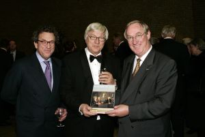 02-12-2005 POLITIEK: TJERK WESTERTERP VIERT ZIJN VERJAARDAG HIJ WORD VANDAAG 75 JAAR. In besloten kring vierde Tjerk zijn 75 ste  verjaardag in Breda, vrienden en familie waren welkom bij een zeer verrassend optreden van een groot orkest in een kerk waar Tjerk ook een nummer dirigeerde.
foto: Albert den Iseger.