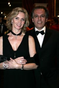10-12-2005 AKTUEEL: MILJONAIR FAIR 2005 AMSTERDAM. Event for the luxury lifestyle. Het gala feest van kijken en bekeken worden, vele rijke bekenden komen dagelijks naar deze beurs om tegenieten van de meest exclusieve collecties van autos  jachten wijnen  hobbys  sieraden  resorts en make up.
foto: Albert den Iseger.