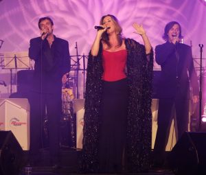 20-12-2005 SHOWBIZZ: BENEFIETGALA VOOR STICHTING HOSPICE ENSCHEDE 2005. Vele Twentse bouwers,artiesten en kunstenaars waren naar de Expocenter in Hengelo gekomen om er een waar feest van te maken. Ron Brandsteder trad onbezoldigd op als gastheer, Thomas Berger zette de zaal op stelten en Petra Berger zorgde dan weer voor alle aandacht op haar prachtige stem.De gehele avond bracht 315.000 euro op voor het goede doel, de initiatiefnemers Anja Viscaal en Ger Jansen waren dolgelukkig met het slagen van deze avond.
foto: Albert den Iseger.
