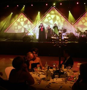 20-12-2005 SHOWBIZZ: BENEFIETGALA VOOR STICHTING HOSPICE ENSCHEDE 2005. Vele Twentse bouwers,artiesten en kunstenaars waren naar de Expocenter in Hengelo gekomen om er een waar feest van te maken. Ron Brandsteder trad onbezoldigd op als gastheer, Thomas Berger zette de zaal op stelten en Petra Berger zorgde dan weer voor alle aandacht op haar prachtige stem.De gehele avond bracht 315.000 euro op voor het goede doel, de initiatiefnemers Anja Viscaal en Ger Jansen waren dolgelukkig met het slagen van deze avond.
foto: Albert den Iseger.
