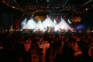 20-12-2005 SHOWBIZZ: BENEFIETGALA VOOR STICHTING HOSPICE ENSCHEDE 2005. Vele Twentse bouwers,artiesten en kunstenaars waren naar de Expocenter in Hengelo gekomen om er een waar feest van te maken. Ron Brandsteder trad onbezoldigd op als gastheer, Thomas Berger zette de zaal op stelten en Petra Berger zorgde dan weer voor alle aandacht op haar prachtige stem.De gehele avond bracht 315.000 euro op voor het goede doel, de initiatiefnemers Anja Viscaal en Ger Jansen waren dolgelukkig met het slagen van deze avond.
foto: Albert den Iseger.