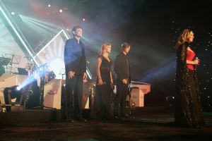 20-12-2005 SHOWBIZZ: BENEFIETGALA VOOR STICHTING HOSPICE ENSCHEDE 2005. Vele Twentse bouwers,artiesten en kunstenaars waren naar de Expocenter in Hengelo gekomen om er een waar feest van te maken. Ron Brandsteder trad onbezoldigd op als gastheer, Thomas Berger zette de zaal op stelten en Petra Berger zorgde dan weer voor alle aandacht op haar prachtige stem.De gehele avond bracht 315.000 euro op voor het goede doel, de initiatiefnemers Anja Viscaal en Ger Jansen waren dolgelukkig met het slagen van deze avond.
foto: Albert den Iseger.