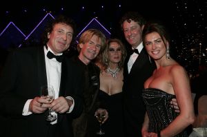 20-12-2005 SHOWBIZZ: BENEFIETGALA VOOR STICHTING HOSPICE ENSCHEDE 2005. Vele Twentse bouwers,artiesten en kunstenaars waren naar de Expocenter in Hengelo gekomen om er een waar feest van te maken. Ron Brandsteder trad onbezoldigd op als gastheer, Thomas Berger zette de zaal op stelten en Petra Berger zorgde dan weer voor alle aandacht op haar prachtige stem.De gehele avond bracht 315.000 euro op voor het goede doel, de initiatiefnemers Anja Viscaal en Ger Jansen waren dolgelukkig met het slagen van deze avond.
foto: Albert den Iseger.