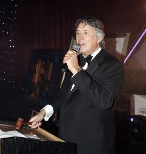 20-12-2005 SHOWBIZZ: BENEFIETGALA VOOR STICHTING HOSPICE ENSCHEDE 2005. Vele Twentse bouwers,artiesten en kunstenaars waren naar de Expocenter in Hengelo gekomen om er een waar feest van te maken. Ron Brandsteder trad onbezoldigd op als gastheer, Thomas Berger zette de zaal op stelten en Petra Berger zorgde dan weer voor alle aandacht op haar prachtige stem.De gehele avond bracht 315.000 euro op voor het goede doel, de initiatiefnemers Anja Viscaal en Ger Jansen waren dolgelukkig met het slagen van deze avond.
foto: Albert den Iseger.