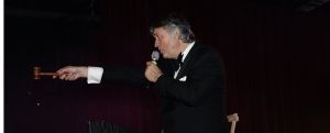 20-12-2005 SHOWBIZZ: BENEFIETGALA VOOR STICHTING HOSPICE ENSCHEDE 2005. Vele Twentse bouwers,artiesten en kunstenaars waren naar de Expocenter in Hengelo gekomen om er een waar feest van te maken. Ron Brandsteder trad onbezoldigd op als gastheer, Thomas Berger zette de zaal op stelten en Petra Berger zorgde dan weer voor alle aandacht op haar prachtige stem.De gehele avond bracht 315.000 euro op voor het goede doel, de initiatiefnemers Anja Viscaal en Ger Jansen waren dolgelukkig met het slagen van deze avond.
foto: Albert den Iseger.