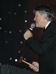 20-12-2005 SHOWBIZZ: BENEFIETGALA VOOR STICHTING HOSPICE ENSCHEDE 2005. Vele Twentse bouwers,artiesten en kunstenaars waren naar de Expocenter in Hengelo gekomen om er een waar feest van te maken. Ron Brandsteder trad onbezoldigd op als gastheer, Thomas Berger zette de zaal op stelten en Petra Berger zorgde dan weer voor alle aandacht op haar prachtige stem.De gehele avond bracht 315.000 euro op voor het goede doel, de initiatiefnemers Anja Viscaal en Ger Jansen waren dolgelukkig met het slagen van deze avond.
foto: Albert den Iseger.
