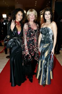 28-11-2005 SHOWBIZZ: BEAU MONDE AWARDS UITGEREIKT IN HILTON HOTEL AMSTERDAM. De jaarlijkse Beau Monde Awards zijn weer uitgereikt. Sylvana Simons, Tooske Ragas, Inge de Bruin en Ellemieke Vermolen gingen naar huis met een prachtige bokaal. Vele bekenden van de Beau Monde waren naar het Hilton gekomen om te kijken en vooral om bekeken te worden. Al met al weer een groots feest waar tout glamour Nederland anwezig was. 
foto: Albert den Iseger.