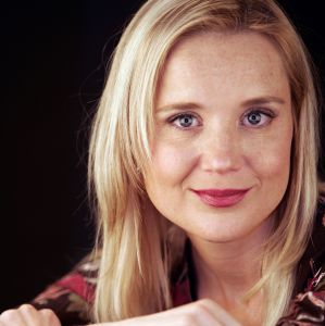 08-12-2005 SHOWBIZZ: GEWICHTSCONSULENTE SONJA BAKKER DRUK BEZIG MET HAAR 2de BOEK. Sonja reist volgende week af naar Frankrijk om haar volledig te kunnen concentreren op haar 2de boek. Het eerste boek was een grandioos succes, meer dan 50000 waren binnen no time uitverkocht. Inmiddels is men bezig met de 4de druk. Sonja hoopt in de lente haar nieuwe boek te kunnen presenteren. 
foto: Albert den Iseger