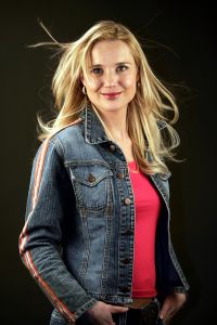 08-12-2005 SHOWBIZZ: GEWICHTSCONSULENTE SONJA BAKKER DRUK BEZIG MET HAAR 2de BOEK. Sonja reist volgende week af naar Frankrijk om haar volledig te kunnen concentreren op haar 2de boek. Het eerste boek was een grandioos succes, meer dan 50000 waren binnen no time uitverkocht. Inmiddels is men bezig met de 4de druk. Sonja hoopt in de lente haar nieuwe boek te kunnen presenteren. 
foto: Albert den Iseger