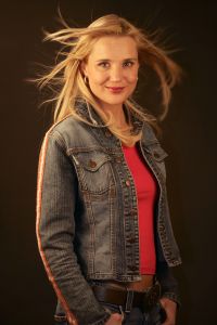 08-12-2005 SHOWBIZZ: GEWICHTSCONSULENTE SONJA BAKKER DRUK BEZIG MET HAAR 2de BOEK. Sonja reist volgende week af naar Frankrijk om haar volledig te kunnen concentreren op haar 2de boek. Het eerste boek was een grandioos succes, meer dan 50000 waren binnen no time uitverkocht. Inmiddels is men bezig met de 4de druk. Sonja hoopt in de lente haar nieuwe boek te kunnen presenteren. 
foto: Albert den Iseger