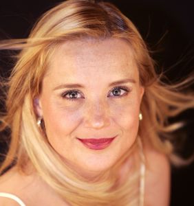 08-12-2005 SHOWBIZZ: GEWICHTSCONSULENTE SONJA BAKKER DRUK BEZIG MET HAAR 2de BOEK. Sonja reist volgende week af naar Frankrijk om haar volledig te kunnen concentreren op haar 2de boek. Het eerste boek was een grandioos succes, meer dan 50000 waren binnen no time uitverkocht. Inmiddels is men bezig met de 4de druk. Sonja hoopt in de lente haar nieuwe boek te kunnen presenteren.
foto: Albert den Iseger