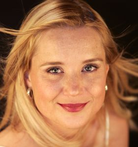 08-12-2005 SHOWBIZZ: GEWICHTSCONSULENTE SONJA BAKKER DRUK BEZIG MET HAAR 2de BOEK. Sonja reist volgende week af naar Frankrijk om haar volledig te kunnen concentreren op haar 2de boek. Het eerste boek was een grandioos succes, meer dan 50000 waren binnen no time uitverkocht. Inmiddels is men bezig met de 4de druk. Sonja hoopt in de lente haar nieuwe boek te kunnen presenteren. 
foto: Albert den Iseger