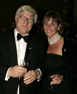 02-12-2005 POLITIEK: TJERK WESTERTERP VIERT ZIJN VERJAARDAG HIJ WORD VANDAAG 75 JAAR. In besloten kring vierde Tjerk zijn 75 ste  verjaardag in Breda, vrienden en familie waren welkom bij een zeer verrassend optreden van een groot orkest in een kerk waar Tjerk ook een nummer dirigeerde.
foto: Albert den Iseger.