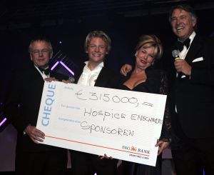 20-12-2005 SHOWBIZZ: BENEFIETGALA VOOR STICHTING HOSPICE ENSCHEDE 2005. Vele Twentse bouwers,artiesten en kunstenaars waren naar de Expocenter in Hengelo gekomen om er een waar feest van te maken. Ron Brandsteder trad onbezoldigd op als gastheer, Thomas Berger zette de zaal op stelten en Petra Berger zorgde dan weer voor alle aandacht op haar prachtige stem.De gehele avond bracht 315.000 euro op voor het goede doel, de initiatiefnemers Anja Viscaal en Ger Jansen waren dolgelukkig met het slagen van deze avond.
foto: Albert den Iseger.