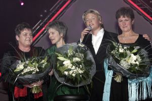 20-12-2005 SHOWBIZZ: BENEFIETGALA VOOR STICHTING HOSPICE ENSCHEDE 2005. Vele Twentse bouwers,artiesten en kunstenaars waren naar de Expocenter in Hengelo gekomen om er een waar feest van te maken. Ron Brandsteder trad onbezoldigd op als gastheer, Thomas Berger zette de zaal op stelten en Petra Berger zorgde dan weer voor alle aandacht op haar prachtige stem.De gehele avond bracht 315.000 euro op voor het goede doel, de initiatiefnemers Anja Viscaal en Ger Jansen waren dolgelukkig met het slagen van deze avond.
foto: Albert den Iseger.