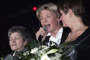 20-12-2005 SHOWBIZZ: BENEFIETGALA VOOR STICHTING HOSPICE ENSCHEDE 2005. Vele Twentse bouwers,artiesten en kunstenaars waren naar de Expocenter in Hengelo gekomen om er een waar feest van te maken. Ron Brandsteder trad onbezoldigd op als gastheer, Thomas Berger zette de zaal op stelten en Petra Berger zorgde dan weer voor alle aandacht op haar prachtige stem.De gehele avond bracht 315.000 euro op voor het goede doel, de initiatiefnemers Anja Viscaal en Ger Jansen waren dolgelukkig met het slagen van deze avond.
foto: Albert den Iseger.