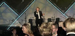 20-12-2005 SHOWBIZZ: BENEFIETGALA VOOR STICHTING HOSPICE ENSCHEDE 2005. Vele Twentse bouwers,artiesten en kunstenaars waren naar de Expocenter in Hengelo gekomen om er een waar feest van te maken. Ron Brandsteder trad onbezoldigd op als gastheer, Thomas Berger zette de zaal op stelten en Petra Berger zorgde dan weer voor alle aandacht op haar prachtige stem.De gehele avond bracht 315.000 euro op voor het goede doel, de initiatiefnemers Anja Viscaal en Ger Jansen waren dolgelukkig met het slagen van deze avond.
foto: Albert den Iseger.