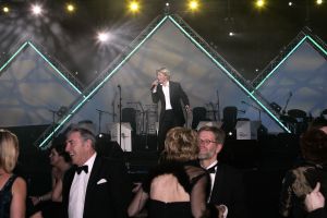 20-12-2005 SHOWBIZZ: BENEFIETGALA VOOR STICHTING HOSPICE ENSCHEDE 2005. Vele Twentse bouwers,artiesten en kunstenaars waren naar de Expocenter in Hengelo gekomen om er een waar feest van te maken. Ron Brandsteder trad onbezoldigd op als gastheer, Thomas Berger zette de zaal op stelten en Petra Berger zorgde dan weer voor alle aandacht op haar prachtige stem.De gehele avond bracht 315.000 euro op voor het goede doel, de initiatiefnemers Anja Viscaal en Ger Jansen waren dolgelukkig met het slagen van deze avond.
foto: Albert den Iseger.