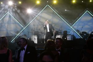 20-12-2005 SHOWBIZZ: BENEFIETGALA VOOR STICHTING HOSPICE ENSCHEDE 2005. Vele Twentse bouwers,artiesten en kunstenaars waren naar de Expocenter in Hengelo gekomen om er een waar feest van te maken. Ron Brandsteder trad onbezoldigd op als gastheer, Thomas Berger zette de zaal op stelten en Petra Berger zorgde dan weer voor alle aandacht op haar prachtige stem.De gehele avond bracht 315.000 euro op voor het goede doel, de initiatiefnemers Anja Viscaal en Ger Jansen waren dolgelukkig met het slagen van deze avond.
foto: Albert den Iseger.