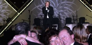 20-12-2005 SHOWBIZZ: BENEFIETGALA VOOR STICHTING HOSPICE ENSCHEDE 2005. Vele Twentse bouwers,artiesten en kunstenaars waren naar de Expocenter in Hengelo gekomen om er een waar feest van te maken. Ron Brandsteder trad onbezoldigd op als gastheer, Thomas Berger zette de zaal op stelten en Petra Berger zorgde dan weer voor alle aandacht op haar prachtige stem.De gehele avond bracht 315.000 euro op voor het goede doel, de initiatiefnemers Anja Viscaal en Ger Jansen waren dolgelukkig met het slagen van deze avond.
foto: Albert den Iseger.