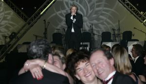 20-12-2005 SHOWBIZZ: BENEFIETGALA VOOR STICHTING HOSPICE ENSCHEDE 2005. Vele Twentse bouwers,artiesten en kunstenaars waren naar de Expocenter in Hengelo gekomen om er een waar feest van te maken. Ron Brandsteder trad onbezoldigd op als gastheer, Thomas Berger zette de zaal op stelten en Petra Berger zorgde dan weer voor alle aandacht op haar prachtige stem.De gehele avond bracht 315.000 euro op voor het goede doel, de initiatiefnemers Anja Viscaal en Ger Jansen waren dolgelukkig met het slagen van deze avond.
foto: Albert den Iseger.