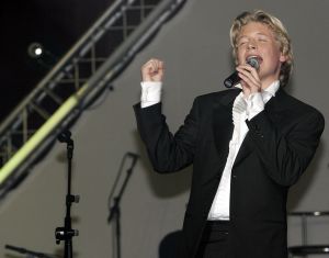 20-12-2005 SHOWBIZZ: BENEFIETGALA VOOR STICHTING HOSPICE ENSCHEDE 2005. Vele Twentse bouwers,artiesten en kunstenaars waren naar de Expocenter in Hengelo gekomen om er een waar feest van te maken. Ron Brandsteder trad onbezoldigd op als gastheer, Thomas Berger zette de zaal op stelten en Petra Berger zorgde dan weer voor alle aandacht op haar prachtige stem.De gehele avond bracht 315.000 euro op voor het goede doel, de initiatiefnemers Anja Viscaal en Ger Jansen waren dolgelukkig met het slagen van deze avond.
foto: Albert den Iseger.