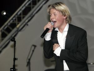 20-12-2005 SHOWBIZZ: BENEFIETGALA VOOR STICHTING HOSPICE ENSCHEDE 2005. Vele Twentse bouwers,artiesten en kunstenaars waren naar de Expocenter in Hengelo gekomen om er een waar feest van te maken. Ron Brandsteder trad onbezoldigd op als gastheer, Thomas Berger zette de zaal op stelten en Petra Berger zorgde dan weer voor alle aandacht op haar prachtige stem.De gehele avond bracht 315.000 euro op voor het goede doel, de initiatiefnemers Anja Viscaal en Ger Jansen waren dolgelukkig met het slagen van deze avond.
foto: Albert den Iseger.