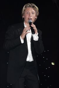 20-12-2005 SHOWBIZZ: BENEFIETGALA VOOR STICHTING HOSPICE ENSCHEDE 2005. Vele Twentse bouwers,artiesten en kunstenaars waren naar de Expocenter in Hengelo gekomen om er een waar feest van te maken. Ron Brandsteder trad onbezoldigd op als gastheer, Thomas Berger zette de zaal op stelten en Petra Berger zorgde dan weer voor alle aandacht op haar prachtige stem.De gehele avond bracht 315.000 euro op voor het goede doel, de initiatiefnemers Anja Viscaal en Ger Jansen waren dolgelukkig met het slagen van deze avond.
foto: Albert den Iseger.