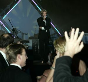 20-12-2005 SHOWBIZZ: BENEFIETGALA VOOR STICHTING HOSPICE ENSCHEDE 2005. Vele Twentse bouwers,artiesten en kunstenaars waren naar de Expocenter in Hengelo gekomen om er een waar feest van te maken. Ron Brandsteder trad onbezoldigd op als gastheer, Thomas Berger zette de zaal op stelten en Petra Berger zorgde dan weer voor alle aandacht op haar prachtige stem.De gehele avond bracht 315.000 euro op voor het goede doel, de initiatiefnemers Anja Viscaal en Ger Jansen waren dolgelukkig met het slagen van deze avond.
foto: Albert den Iseger.