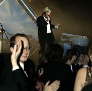 20-12-2005 SHOWBIZZ: BENEFIETGALA VOOR STICHTING HOSPICE ENSCHEDE 2005. Vele Twentse bouwers,artiesten en kunstenaars waren naar de Expocenter in Hengelo gekomen om er een waar feest van te maken. Ron Brandsteder trad onbezoldigd op als gastheer, Thomas Berger zette de zaal op stelten en Petra Berger zorgde dan weer voor alle aandacht op haar prachtige stem.De gehele avond bracht 315.000 euro op voor het goede doel, de initiatiefnemers Anja Viscaal en Ger Jansen waren dolgelukkig met het slagen van deze avond.
foto: Albert den Iseger.