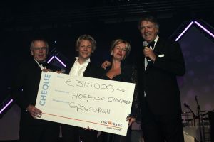 20-12-2005 SHOWBIZZ: BENEFIETGALA VOOR STICHTING HOSPICE ENSCHEDE 2005. Vele Twentse bouwers,artiesten en kunstenaars waren naar de Expocenter in Hengelo gekomen om er een waar feest van te maken. Ron Brandsteder trad onbezoldigd op als gastheer, Thomas Berger zette de zaal op stelten en Petra Berger zorgde dan weer voor alle aandacht op haar prachtige stem.De gehele avond bracht 315.000 euro op voor het goede doel, de initiatiefnemers Anja Viscaal en Ger Jansen waren dolgelukkig met het slagen van deze avond.
foto: Albert den Iseger.