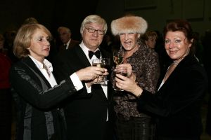 02-12-2005 POLITIEK: TJERK WESTERTERP VIERT ZIJN VERJAARDAG HIJ WORD VANDAAG 75 JAAR. In besloten kring vierde Tjerk zijn 75 ste  verjaardag in Breda, vrienden en familie waren welkom bij een zeer verrassend optreden van een groot orkest in een kerk waar Tjerk ook een nummer dirigeerde.
foto: Albert den Iseger.