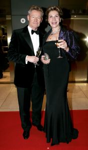 28-11-2005 SHOWBIZZ: BEAU MONDE AWARDS UITGEREIKT IN HILTON HOTEL AMSTERDAM. De jaarlijkse Beau Monde Awards zijn weer uitgereikt. Sylvana Simons, Tooske Ragas, Inge de Bruin en Ellemieke Vermolen gingen naar huis met een prachtige bokaal. Vele bekenden van de Beau Monde waren naar het Hilton gekomen om te kijken en vooral om bekeken te worden. Al met al weer een groots feest waar tout glamour Nederland anwezig was. 
foto: Albert den Iseger.