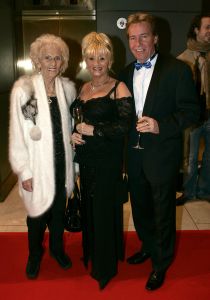 28-11-2005 SHOWBIZZ: BEAU MONDE AWARDS UITGEREIKT IN HILTON HOTEL AMSTERDAM. De jaarlijkse Beau Monde Awards zijn weer uitgereikt. Sylvana Simons, Tooske Ragas, Inge de Bruin en Ellemieke Vermolen gingen naar huis met een prachtige bokaal. Vele bekenden van de Beau Monde waren naar het Hilton gekomen om te kijken en vooral om bekeken te worden. Al met al weer een groots feest waar tout glamour Nederland anwezig was. 
foto: Albert den Iseger.