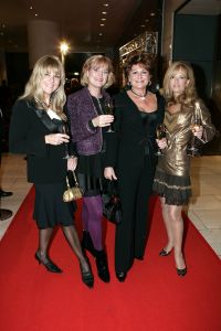 28-11-2005 SHOWBIZZ: BEAU MONDE AWARDS UITGEREIKT IN HILTON HOTEL AMSTERDAM. De jaarlijkse Beau Monde Awards zijn weer uitgereikt. Sylvana Simons, Tooske Ragas, Inge de Bruin en Ellemieke Vermolen gingen naar huis met een prachtige bokaal. Vele bekenden van de Beau Monde waren naar het Hilton gekomen om te kijken en vooral om bekeken te worden. Al met al weer een groots feest waar tout glamour Nederland anwezig was. 
foto: Albert den Iseger.