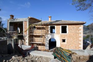 06-05-2002 SHOWBIZZ: CLAUDIA SCHIFFER BOUWT NIEUW HUIS OP MALLORCA SPANJE.
Na enig zoeken kwam ik toch bij het nieuwe huis van Claudia Schiffer, 3 grote huizen worden er gebouwd, voor gasten en voor haar ouders. Het is zeker niet Paparazzo free, ik was er al binnen voor dat het klaar was.
foto: Albert den Iseger.
