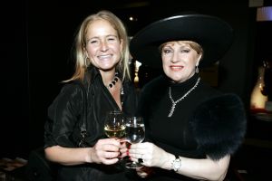 10-12-2005 AKTUEEL: MILJONAIR FAIR 2005 AMSTERDAM. Event for the luxury lifestyle. Het gala feest van kijken en bekeken worden, vele rijke bekenden komen dagelijks naar deze beurs om tegenieten van de meest exclusieve collecties van autos jachten wijnen hobbys sieraden resorts en make up. 
foto: Albert den Iseger.