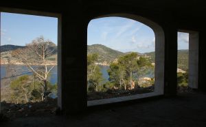 06-05-2002 SHOWBIZZ: CLAUDIA SCHIFFER BOUWT NIEUW HUIS OP MALLORCA SPANJE.
Na enig zoeken kwam ik toch bij het nieuwe huis van Claudia Schiffer, 3 grote huizen worden er gebouwd, voor gasten en voor haar ouders. Het is zeker niet Paparazzo free, ik was er al binnen voor dat het klaar was.
foto: Albert den Iseger.