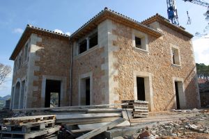 06-05-2002 SHOWBIZZ: CLAUDIA SCHIFFER BOUWT NIEUW HUIS OP MALLORCA SPANJE.
Na enig zoeken kwam ik toch bij het nieuwe huis van Claudia Schiffer, 3 grote huizen worden er gebouwd, voor gasten en voor haar ouders. Het is zeker niet Paparazzo free, ik was er al binnen voor dat het klaar was.
foto: Albert den Iseger.
