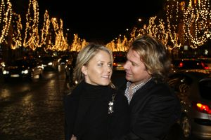 22-12-2006 SHOWBIZZ: HUWELIJKSREIS VAN HANS EN SOFIE KRAAIJ NAAR PARIJS.
Een romantische huwelijks reis van Hans en Sofie naar lichtstad Parijs.
foto: Albert den Iseger.