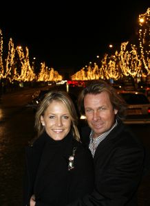 22-12-2006 SHOWBIZZ: HUWELIJKSREIS VAN HANS EN SOFIE KRAAIJ NAAR PARIJS.
Een romantische huwelijks reis van Hans en Sofie naar lichtstad Parijs.
foto: Albert den Iseger.