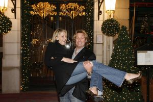 22-12-2006 SHOWBIZZ: HUWELIJKSREIS VAN HANS EN SOFIE KRAAIJ NAAR PARIJS.
Een romantische huwelijks reis van Hans en Sofie naar lichtstad Parijs.
foto: Albert den Iseger.