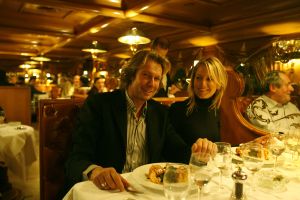 22-12-2006 SHOWBIZZ: HUWELIJKSREIS VAN HANS EN SOFIE KRAAIJ NAAR PARIJS.
Een romantische huwelijks reis van Hans en Sofie naar lichtstad Parijs.
foto: Albert den Iseger.