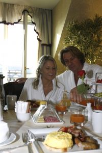 22-12-2006 SHOWBIZZ: HUWELIJKSREIS VAN HANS EN SOFIE KRAAIJ NAAR PARIJS.
Een romantische huwelijks reis van Hans en Sofie naar lichtstad Parijs.
foto: Albert den Iseger.